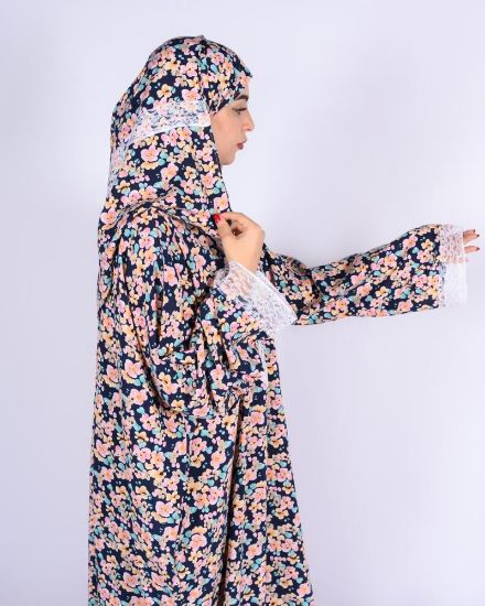 صورة شرشف صلاة نسائي بنقشة ورود وسحاب أمامي